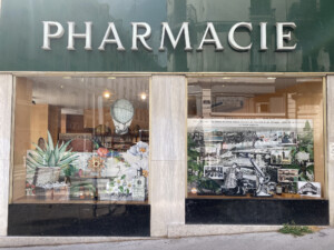Vitrine de la Pharmacie de la martinière à Lyon par l'agence Les Multiples.
