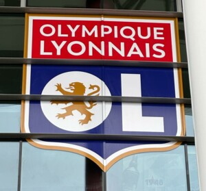 Signalétique du nouveau logo de l'Olympique lyonnais sur la façade du Parc OL.